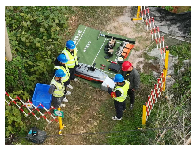 國網(wǎng)婁底供電公司 機(jī)器人為裸導(dǎo)線穿上“防護(hù)衣”