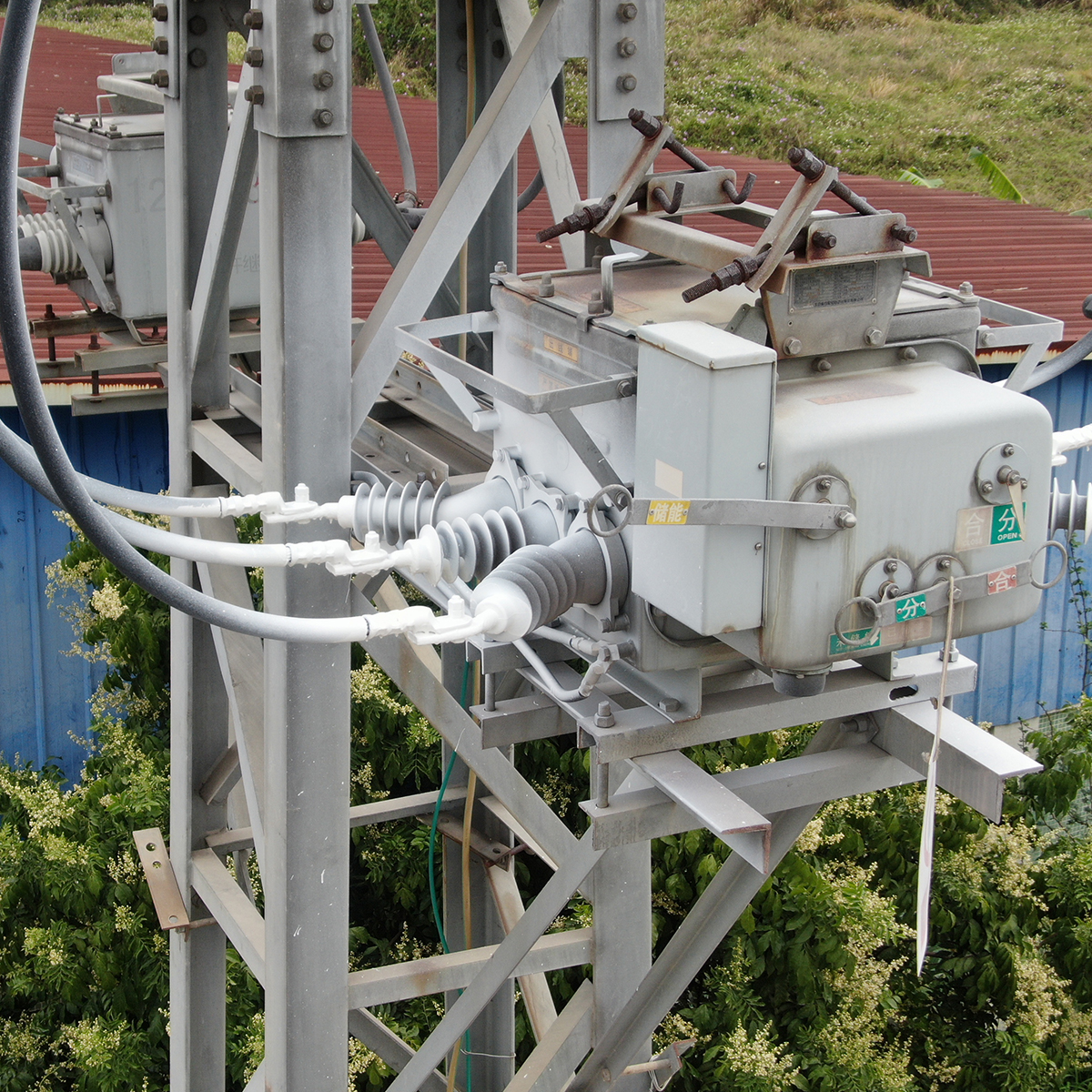 配網臺架設備絕緣化 帶電噴涂全包封技術